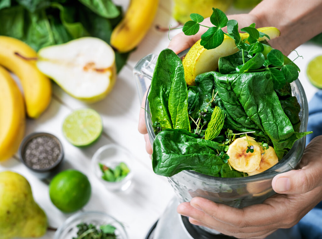 Grüner Smoothie bei der Zubereitung